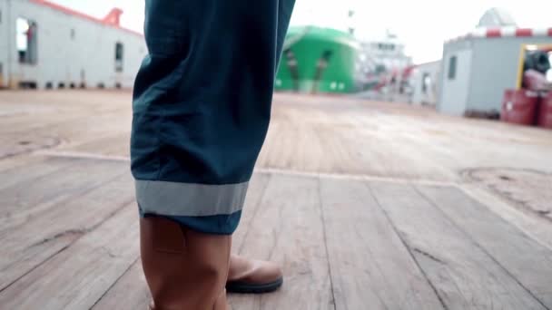 Marine Deck Officer oder Chief Mate an Deck eines Offshore-Schiffes oder Schiffes — Stockvideo