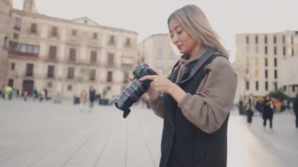 Turista chica con dslr foto cámara caminando a través del casco antiguo — Vídeos de Stock