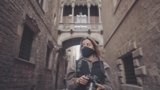 Mulher turista em máscara na rua com dslr câmera de foto — Vídeo de Stock