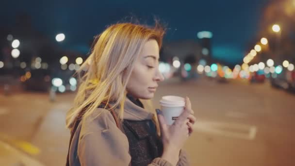 Turista con cámara de fotos dslr beber café durante la noche fría — Vídeos de Stock