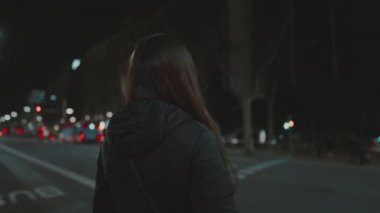 Virüse karşı maske takan kadın model, gece şehirde tek başına dolaşıyor..