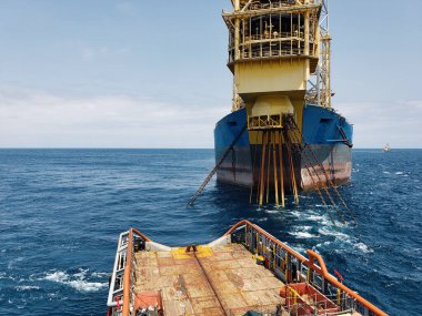 Yüzen üretim deposu ve FPSO gemisi, petrol ve gaz endüstrisi boşaltılıyor