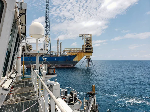 Yüzen üretim deposu ve FPSO gemisi, petrol ve gaz endüstrisi boşaltılıyor — Stok fotoğraf