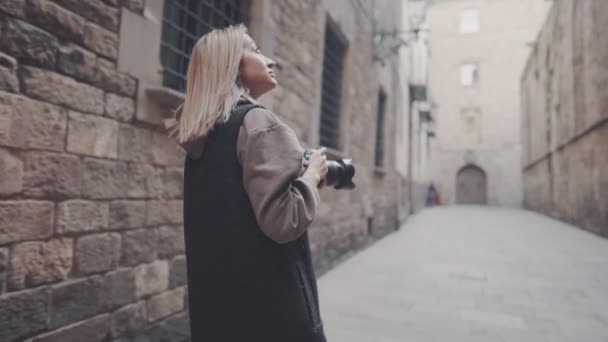 Toeristisch meisje met dslr fotocamera wandelen door de oude stad — Stockvideo