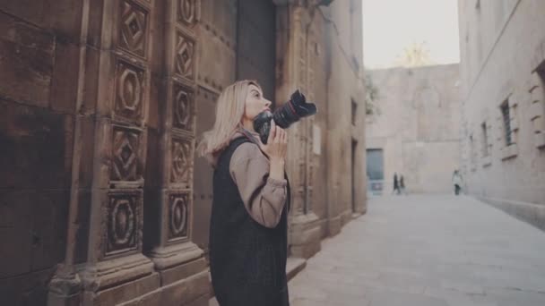 DSR fotoğraf makinesi olan turist kız eski kasabadan geçiyor. — Stok video