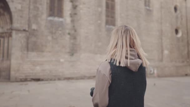 Toeristisch meisje met dslr fotocamera wandelen door de oude stad — Stockvideo