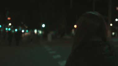 Virüse karşı maske takan kadın model, gece şehirde tek başına dolaşıyor..