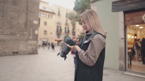 DSR fotoğraf makinesi olan turist kız eski kasabadan geçiyor. — Stok video