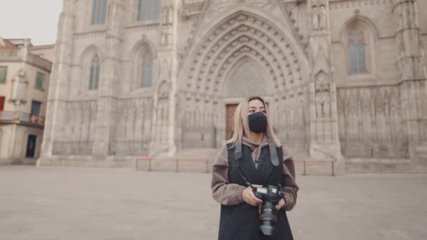 Turist kvinna i mask på gatan med dslr foto kamera — Stockvideo