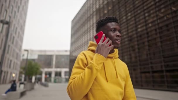 Legal negro africano americano homem em um centro da cidade — Vídeo de Stock