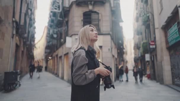 Τουριστικό κορίτσι με dslr φωτογραφική μηχανή περπάτημα μέσα από την παλιά πόλη — Αρχείο Βίντεο