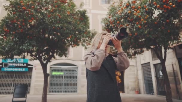 오래 된 마을을 거닐고 있는 탁한 사진 카메라를 든 관광객 소녀 — 비디오