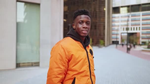 Cool sort afrikansk amerikansk mand i en downtown centrum – Stock-video