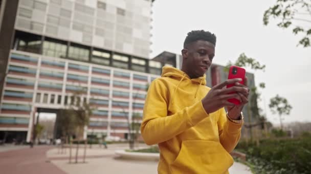 Afro-americano em um centro da cidade conversando com celular — Vídeo de Stock