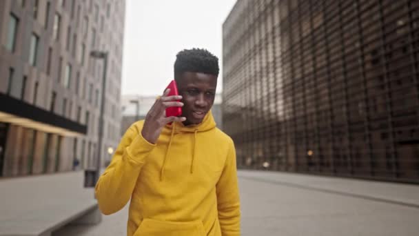 Legal negro africano americano homem em um centro da cidade — Vídeo de Stock