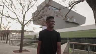 Şehir merkezinde havalı siyahi Afrikalı Amerikalı bir adam