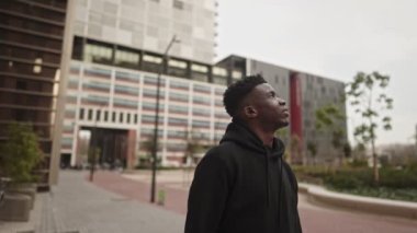 Şehir merkezinde havalı siyahi Afrikalı Amerikalı bir adam