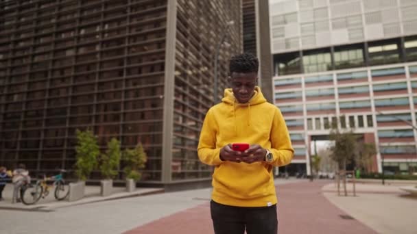 Afro-americano em um centro da cidade conversando com celular — Vídeo de Stock