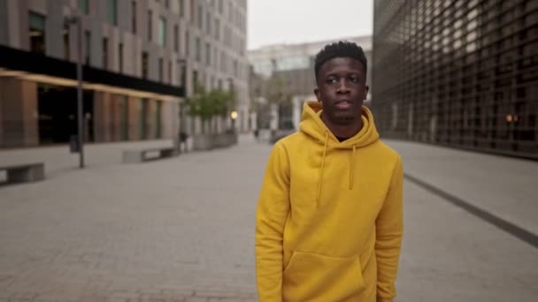 Холодний чорношкірий афроамериканський чоловік в центрі міста — стокове відео