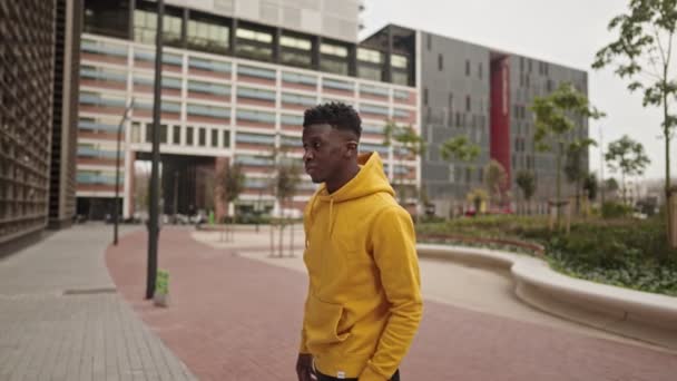Şehir merkezinde havalı siyahi Afrikalı Amerikalı bir adam — Stok video