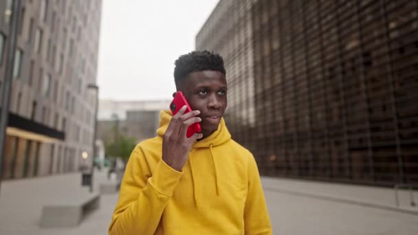 Afro-americano em um centro da cidade conversando com celular — Vídeo de Stock