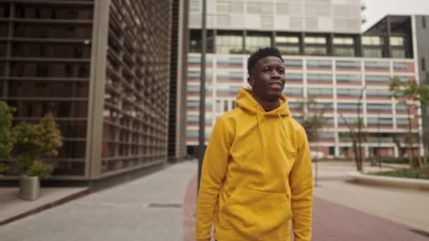 Legal negro africano americano homem em um centro da cidade — Vídeo de Stock
