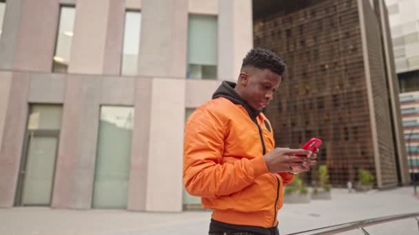 Afro-americano em um centro da cidade conversando com celular — Vídeo de Stock