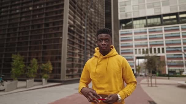 Afro-americano em um centro da cidade conversando com celular — Vídeo de Stock