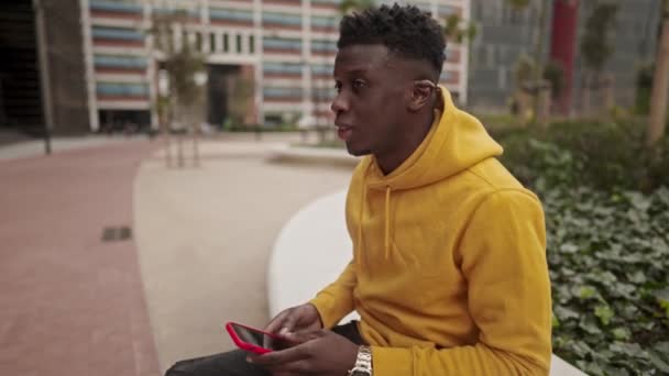 Afro-americano em um centro da cidade conversando com celular — Vídeo de Stock