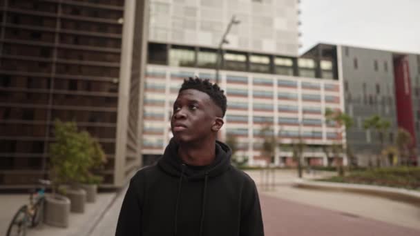 Koele zwart-Afrikaanse Amerikaanse man in een centrum van de stad — Stockvideo
