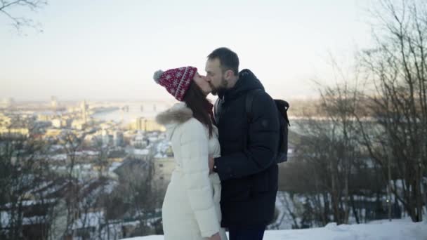 Szczęśliwa romantyczna para na randce w słoneczny zimowy dzień. Miłość emocjonalna. — Wideo stockowe