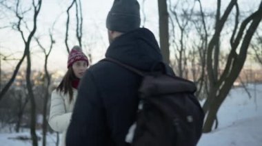 Mutlu çiftin kış günü randevusu var. Dönüp duruyorlar.