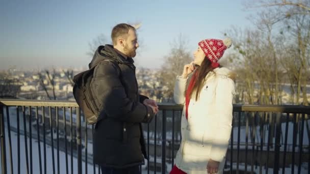 Feliz pareja romántica en una cita en el soleado día de invierno. Emociones de amor. — Vídeo de stock