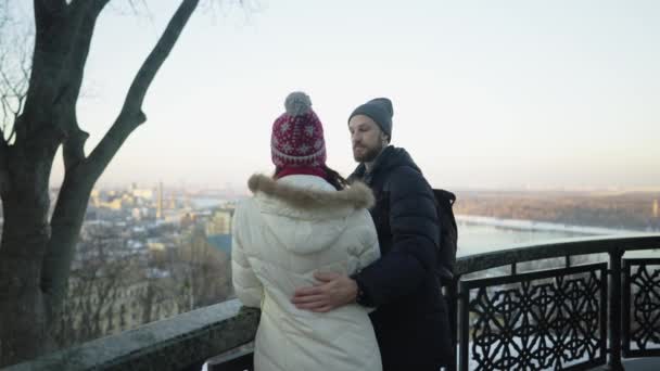 Glada romantiska par på en dejt på solig vinterdag. Kärlekskänslor. — Stockvideo