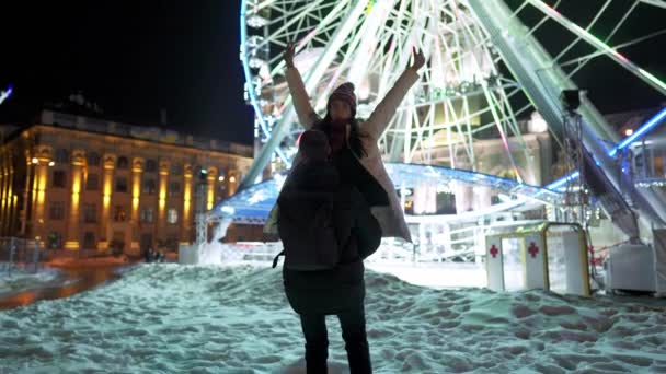 Šťastný romantický pár hraje na ruském kole pozadí — Stock video