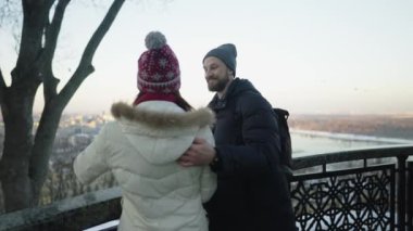 Güneşli kış gününde mutlu romantik bir çift. Aşk duyguları.