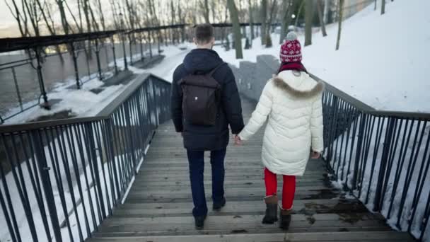 Boldog romantikus pár egy randin a napos téli napon. Szerelmi érzelmek. — Stock videók