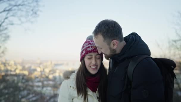 Glückliches romantisches Paar bei einem Date an einem sonnigen Wintertag. Liebesgefühle. — Stockvideo