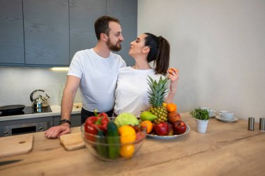 Mutfakta meyve ve sebzelerle birlikte bir çift.