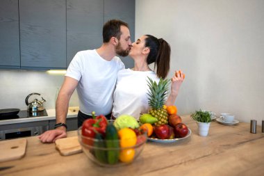 Mutfakta meyve ve sebzelerle birlikte bir çift.