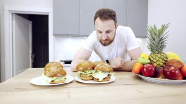 Adam sağlıklı yemek ve fast food arasında seçim yapıyor.