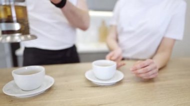 Mutfaktaki Genç Neşeli Çift Çay İçiyor