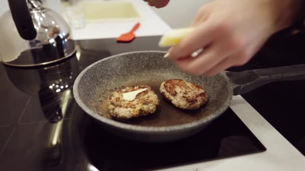 Casal Praparing hambúrgueres de carne na cozinha — Vídeo de Stock