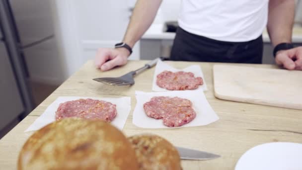 Prapning av köttburgare i köket — Stockvideo