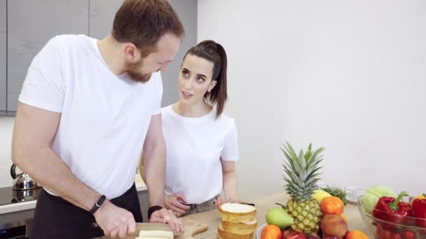 Pareja Praparing hamburguesas de carne en la cocina — Vídeo de stock