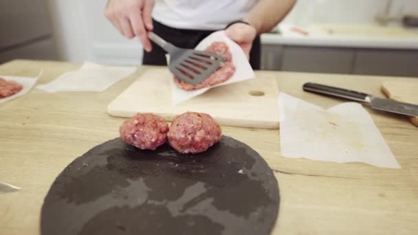 Pareja Praparing hamburguesas de carne en la cocina — Vídeo de stock