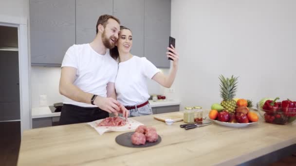 Paar probiert Fleisch-Burger in der Küche — Stockvideo