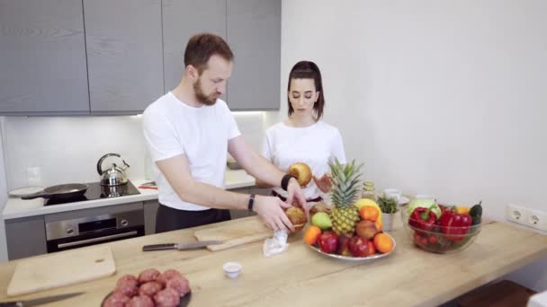 Pareja Praparing hamburguesas de carne en la cocina — Vídeo de stock