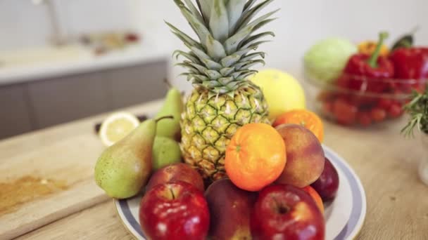 Tigela com frutas e legumes na mesa da cozinha moderna — Vídeo de Stock