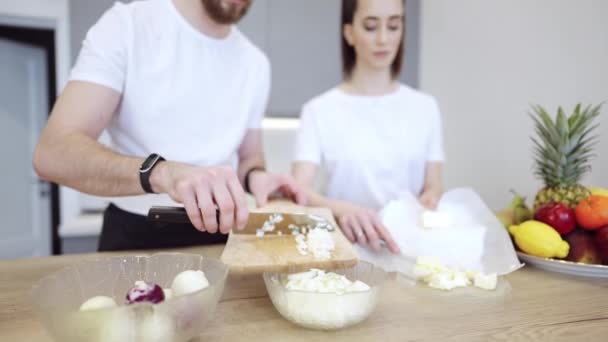 Pareja cocinando filete de salmón juntos en casa — Vídeos de Stock
